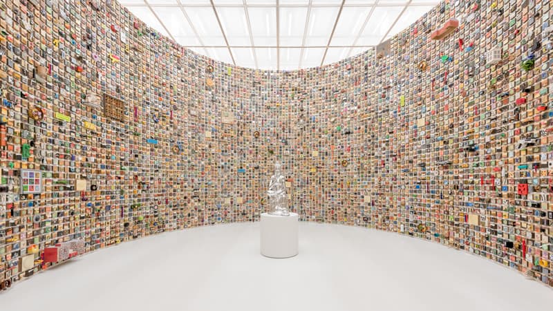 강익중, 삼라만상, 1984-2014, 패널에 혼합재료, 크롬도금 청동 부처상, 패널각 50x50x400cm, 불상 92x33x33cm, 국립현대미술관 소장