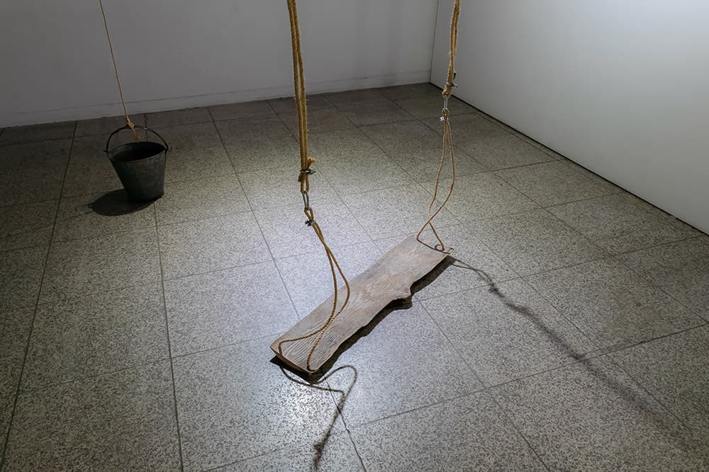 <Start to Pull My Own Weight!>  나무, 로프, 양동이, 도르래, 120 x 300cm, 2017-2019
