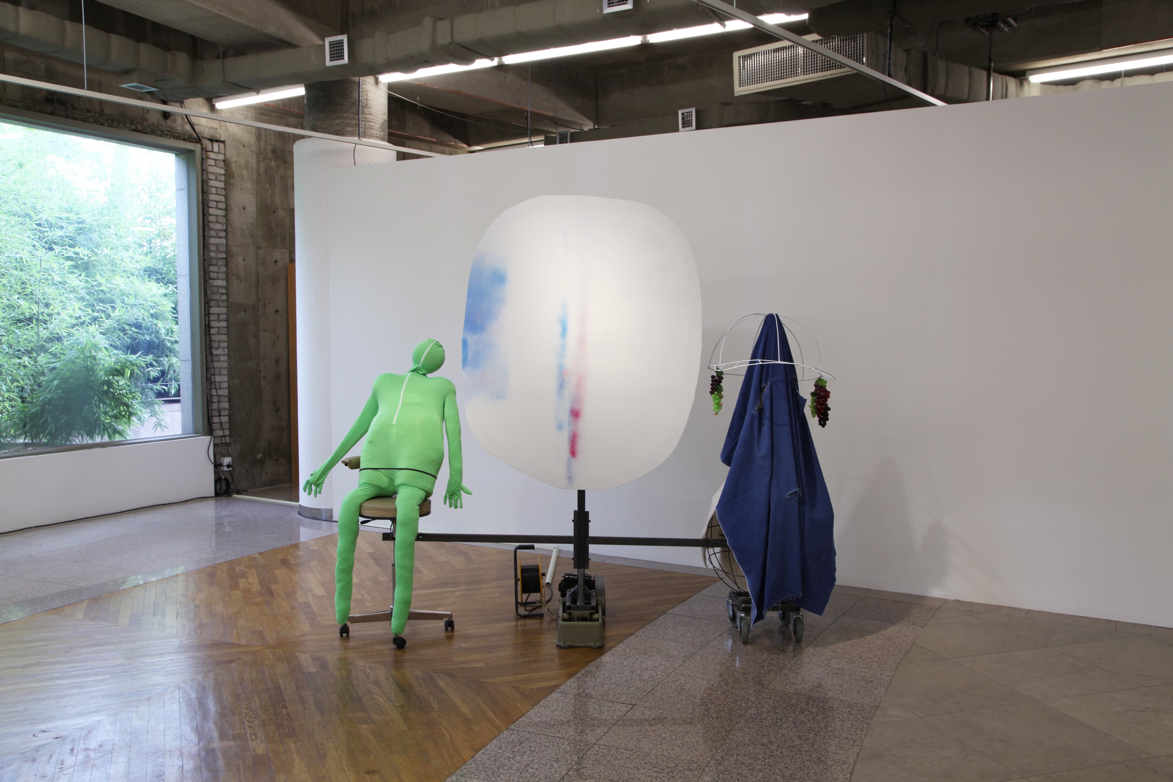 이원우, <무도장의 분실물 센터> Wonwoo Lee, installation view of Lost&Found in the Ball at the Art Sonje Center Photo by Wonwoo Lee