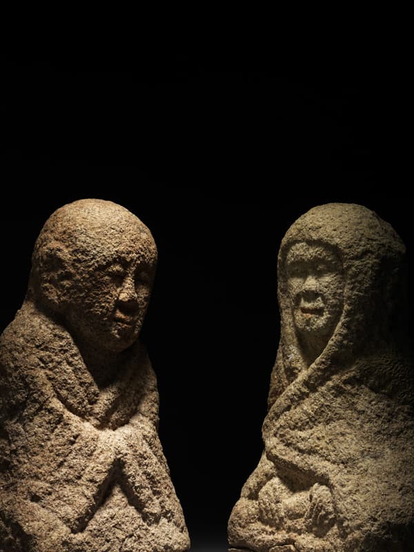 수행하는 나한과 가사를 두른 나한, 고려말 조선초(14세기 말∼15세기 초), 강원도 영월 창령사 터 출토, 높이 37.9cm(왼쪽), 국립춘천박물관 소장