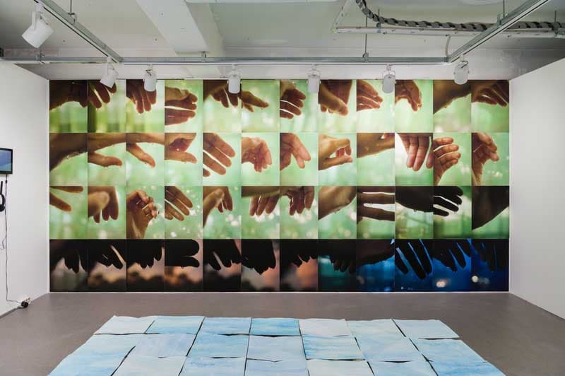 〈손을 빛으로 장식하고〉, 2023,  종이에 피그먼트 프린트, 60.7 x 44cm (48), 242.8 x 528cm (전체) 전경 사진 (c)김진솔
