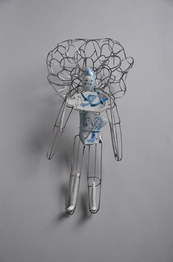 기억생물2, 청화백자, 철, 22x43x14cm, 2016