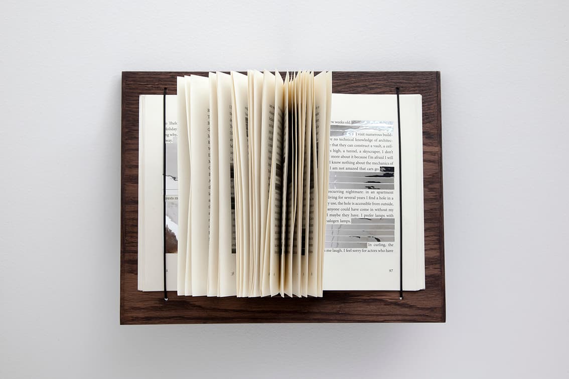 박지나, Dictation “Autoportrait”   책, 미러보드 시트지, 나무, 23x29.5x5cm, 2018
