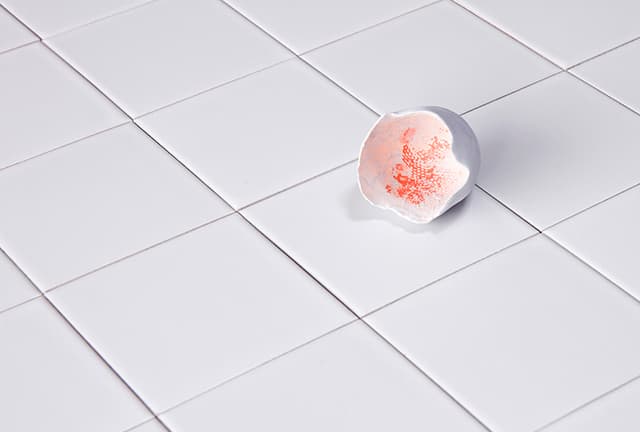 김지예, 물속에서 (detail), 도자기 , 타일 , 가변설치 , 2018