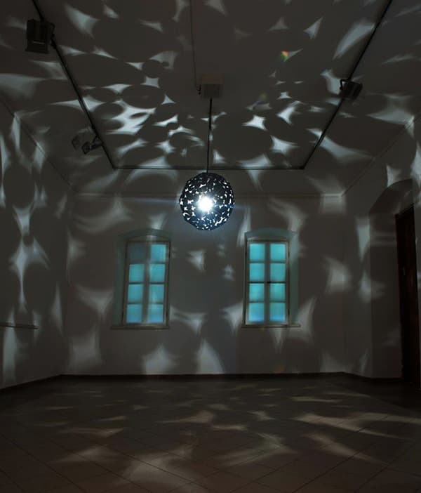 지희장, 삶의 근원 Origin of Life, 80cm, lighting, ratation motor, heart beat sound, 2016
