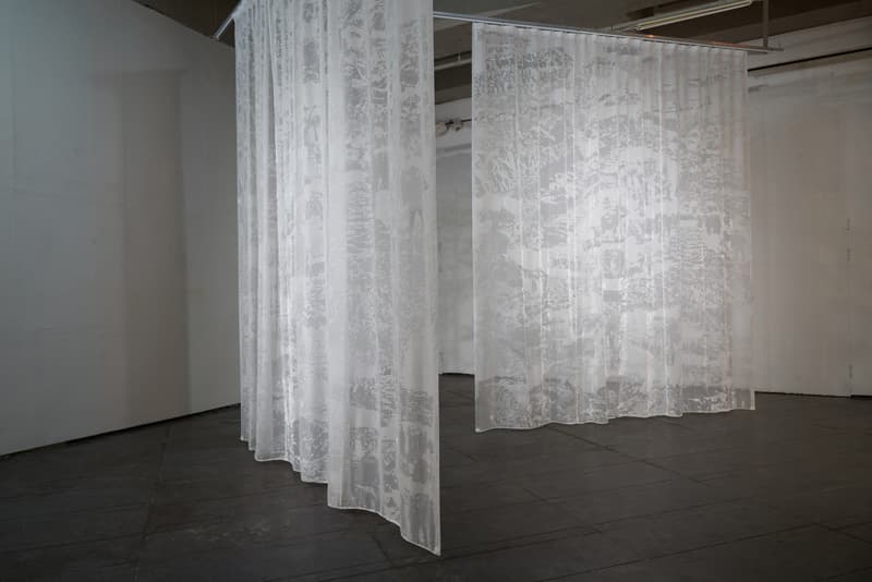 신유라, 하얀 장막Ⅰ_벨벳, 커튼 봉_2 Pieces, 332x332cm each_2017