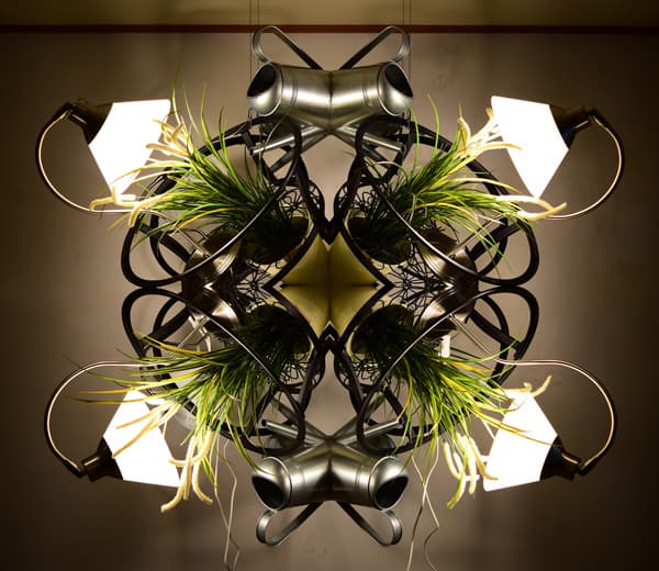 박천욱_주체롭게 자라다1_화분, 조화, 조명, 물조리개, 테이블_110*120*100cm, 2017
