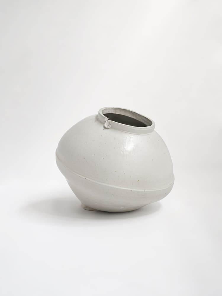 이헌정,〈Jar〉, 2023, clay and glaze, 51 x 54 cm  사진: 박우진 이미지 제공: 글래드스톤 갤러리