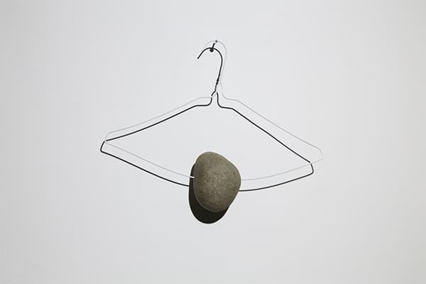 김명범, Heavy day, 2018, Hanger, Rock, 40 x 10 x 30 cm, 제공: 리안갤러리 대구