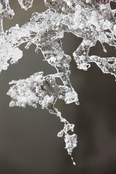김유선_<파편화된 자기>_설치 작품_부분 이미지_유리알, 크리스탈, 바로크 진주, 투명 레진, 낚시 줄_2017