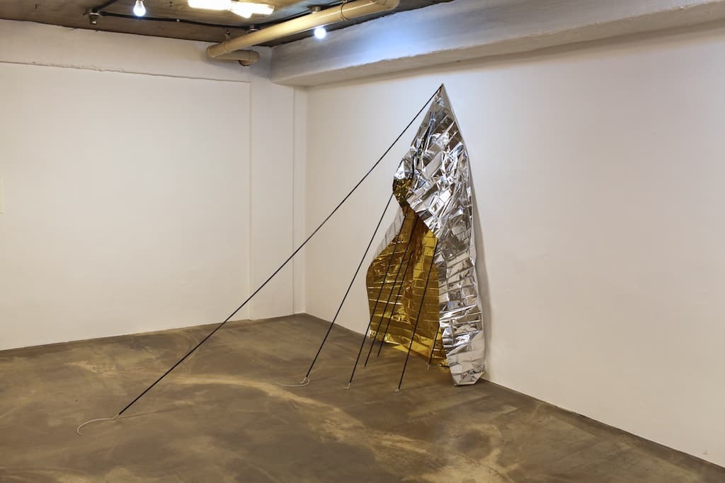 이상철, Untitled  응급담요, 텐트폴대_가변설치_2014
