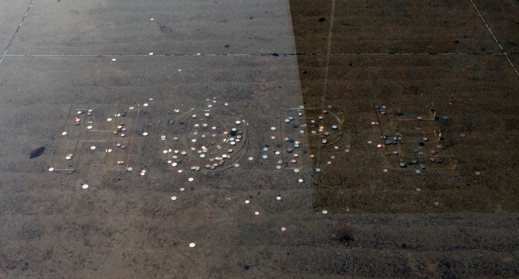 이창훈, 희망, 2015, 행운의 동전던지기로 모은 동전들, 폴리카보네이트, 사진, 50×170×11㎝ 