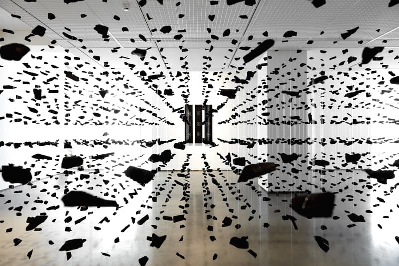 An-aggregation-space_2017_목탄,-나일론-실
