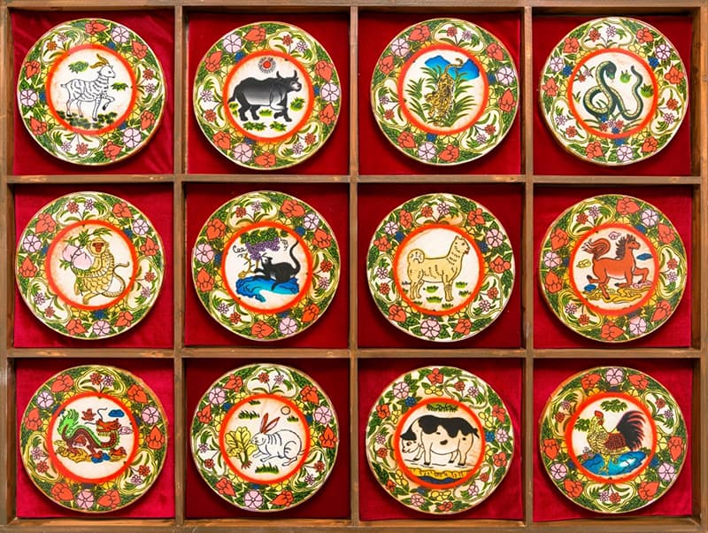 박지원, <12열화(烈火)>, 캔버스에 아크릴, 스프레이, 레진, 나무, 벨벳 천, 청동 주물, 143.5 x 105 x 30 cm, 2020