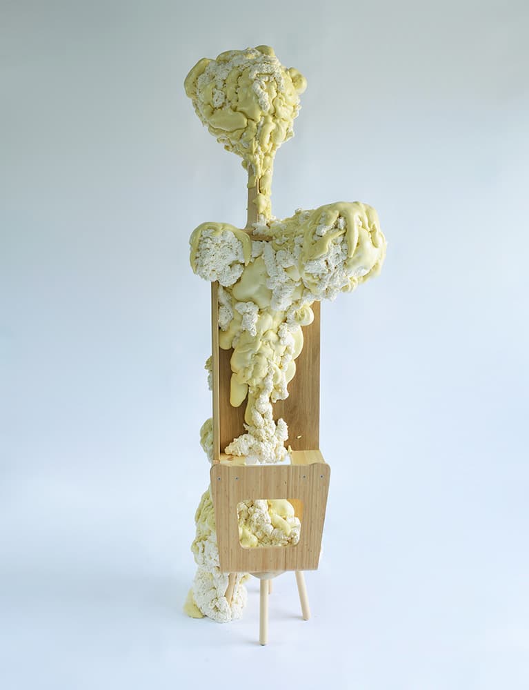 최태훈, <살_우드타입 2>, 2022, DIY 목재(벽선반, 스툴), 발포 우레탄 폼, 240x110x75cm Ⓒ I Talk About Contemporary