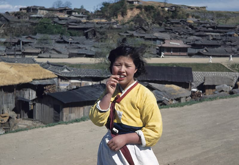 <미군정 3년사> 중 _ 봄이 오는 길목의 새댁. 1948. 눈빛아카이브 소장