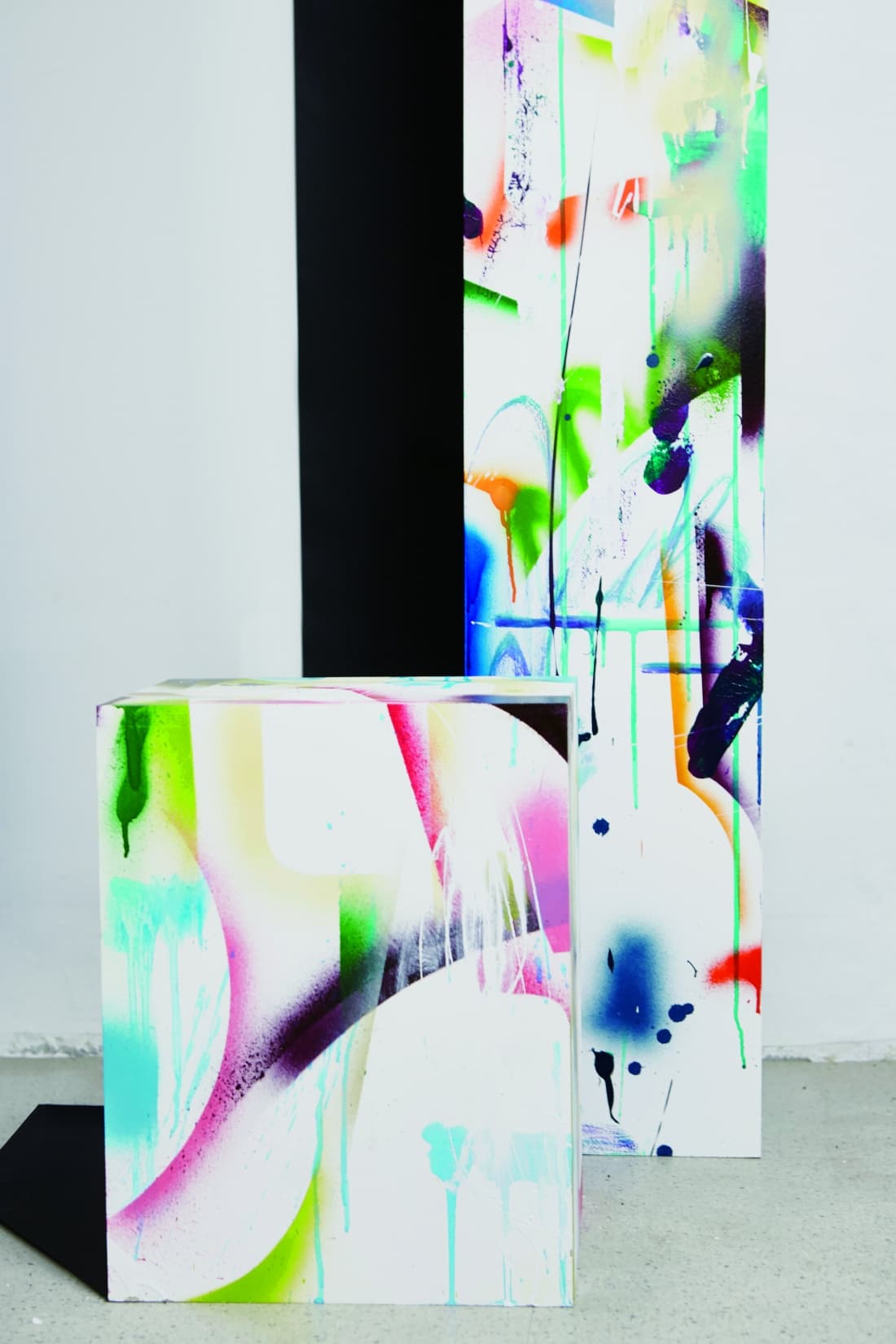 김요인, socle ihabité, bombe de peinture sur socles, dimension variable, 2019