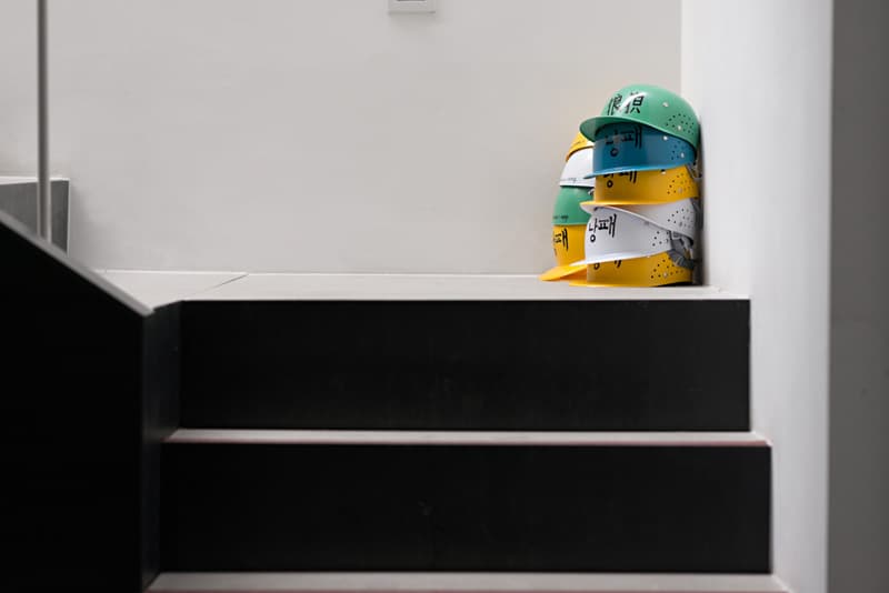 낭패 wolf and wolf_2017_wood blocks, Styrofoam, tape, cloth, helmet, drill, and etc., size variable (detail) 이미지 제공: 갤러리 아라리오