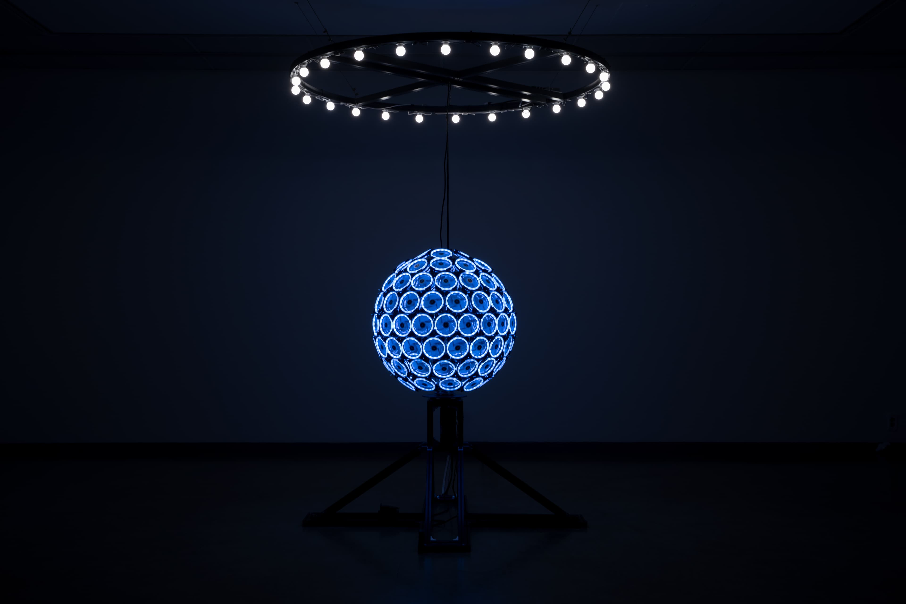 이지훈_Paralysis_ Led fan, Ac motor, Smps, Led light, Mixed media_200 × 180 × 180cm_가변설치_2020