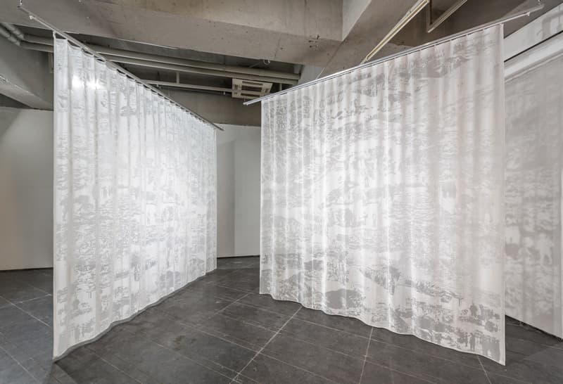 신유라, 하얀장막 I, 2017, 벨벳, 각 332 x 332cm