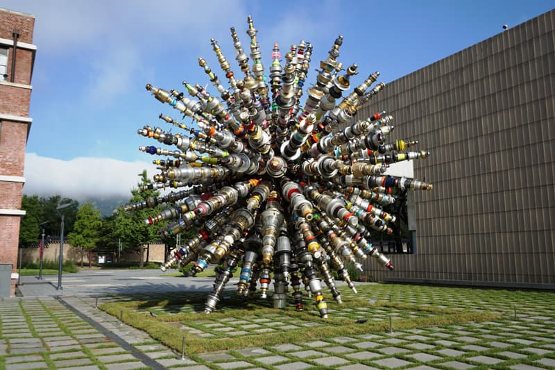 최정화, 민들레(Dandelion), 2018, 생활그릇, 철 구조물(Used Kitchenware, Steel structure),  9MØ