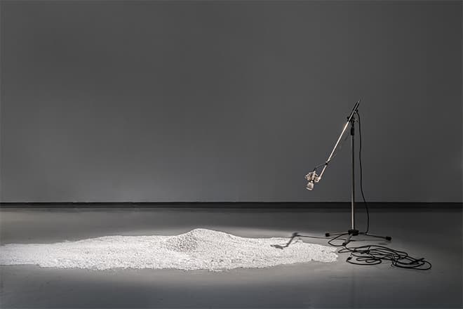 서혜순, I hear, 2016, 무음, 포슬린, 마이크폰, 케이블, 삼각대, 400x150cm