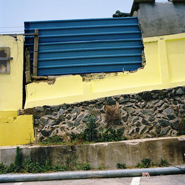 김영경, 안녕, 신흥동_노오란 벽, Archival pigment print, 34.5×34.5cm, 2014