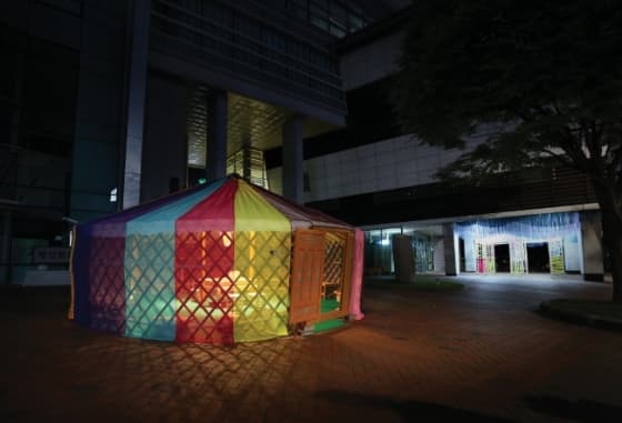 정혜숙, 필리핀버드, 지름570×높이270cm, 몽골게르, 소리, 비닐등 혼합매체, 2017~2018 무제, 가변설치, 혼합매체, 2018