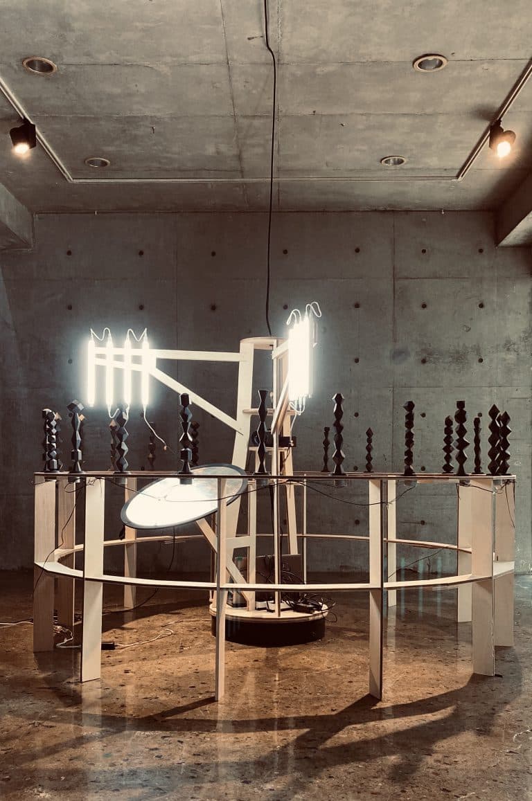 김준서_무제1_2400 x 2400cm_나무, t5조명, 모터_2020