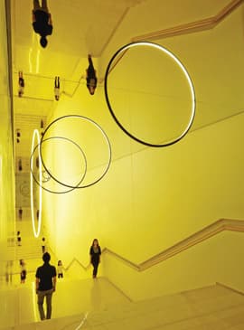 중력의 계단 올라퍼 엘리아슨(1967~ ) Olafur Eliasson   2014  알루미늄, 황동, 스테인리스 스틸, LED 조명, 미러 포일, 컬러필터 포일, 변압기  780 x 333 x 2,300cm