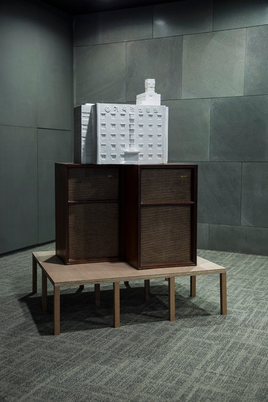 최대진, 밤벌레들 / Night Bugs, 2019, 혼합 매체, 스피커, 사운드 (사운드 피처링 : 윤재민) / mixed media, speaker, sound (sound featuring : Jaemin Yoon), 가변크기