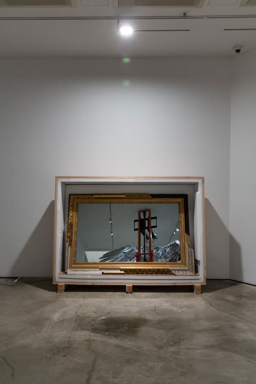 이용백, Broken Mirror 2011  싱글채널 비디오 설치  122*190cm, 3분43초