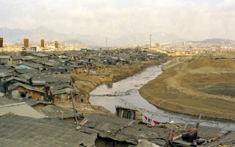 둑방 위에서 바라본 청계천 판자촌(1974)