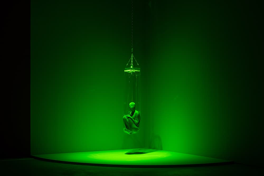 김상진, Chroma Key Green, 2021, 레진, 투명우레탄비닐, 크로마키 슈트, 160×45×45cm 사진 홍철기