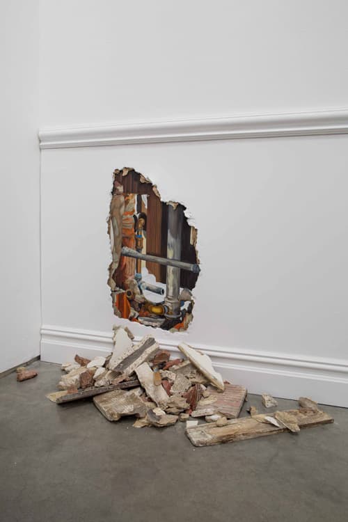 김지은, Plumbing First, 2014, Oil on canvas, moldin, foam board, rubbles, a hammer, Size variable