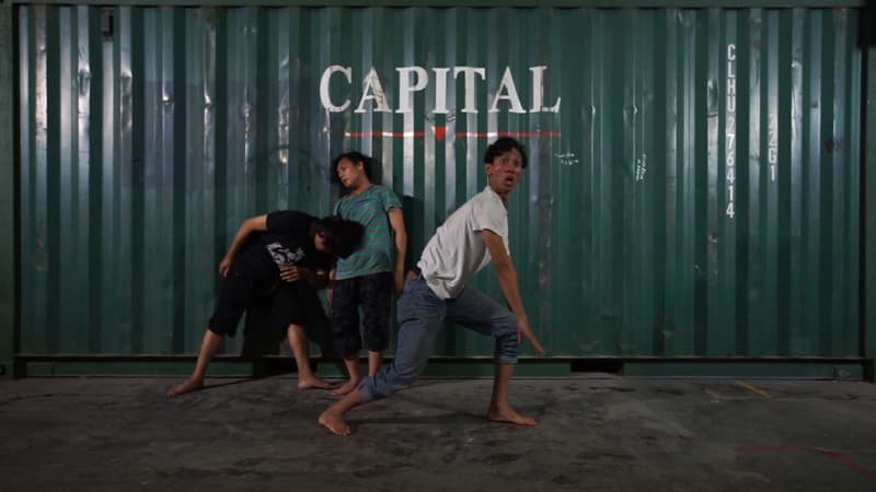 조은지, 수행하는 사람들, 2017, 2채널 비디오, 8분