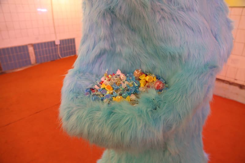 이원우, <나 지금 떨고있니?>, 2016 175 x 93 x 65 cm, polystyrene, steel, artificial fur, vibration motor, candy