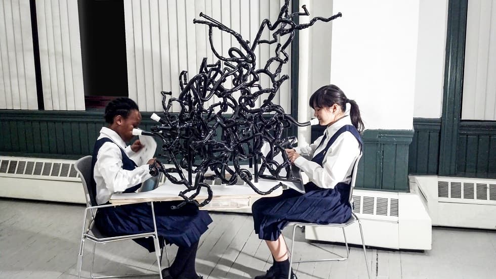 니 하오, <구조 연구 I>, 2012, PVC 파이프에 채색, 나무, 의자, 싱글 채널 비디오, 컬러, 사 운드, 6분 46초, 약 183x137x167.5cm. 작가 소장.
