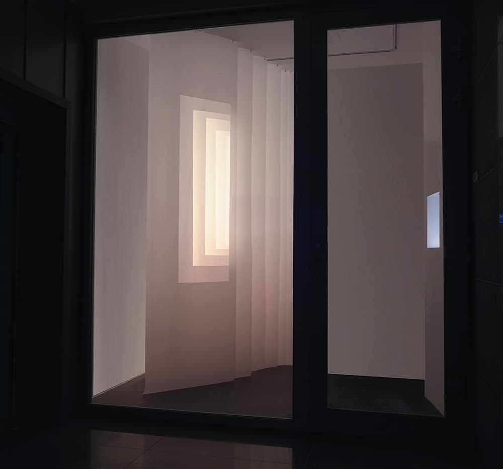 김선희, 빛의 영역, 2022, 가변설치, LED 광원, 트레이싱페이퍼, 컬러렌즈
