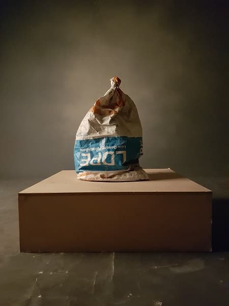 황종현, <Breath>, a wooden box, motor, crankshaft, garbage bag, 80cm×80cm×130cm, 2013