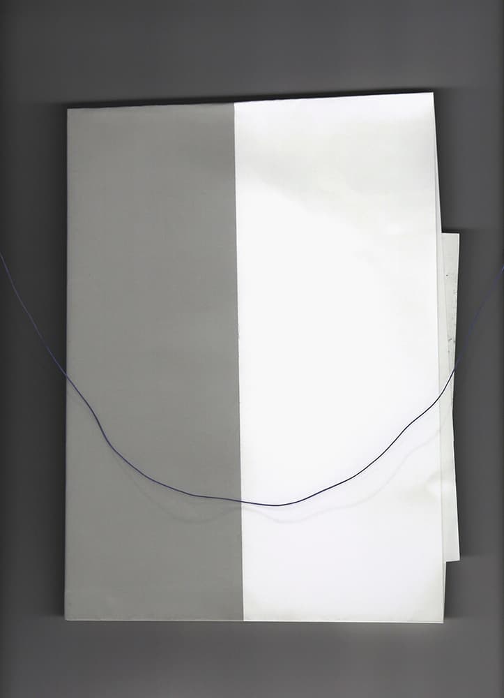 김온, 평면세계의 평행선 (볼륨 #5), 2020, 종이에 잉크젯 프린트, 색 고무줄, 41.9 x 31 cm
