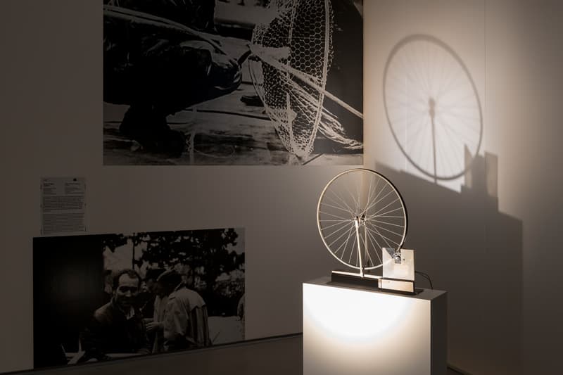 로버트 라우센버그, 트레이서(Tracer), 1962년, 자전거 바퀴와 금속판, 전기 모터, 목재에 플렉시글라스, 69.90×57.20×15.20㎝, 페이스 갤러리 서울 소장