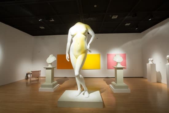 권현조 KWON Hyunjo, 여자의 전신 조각, 180×120×310cm, 합성수지, 2015