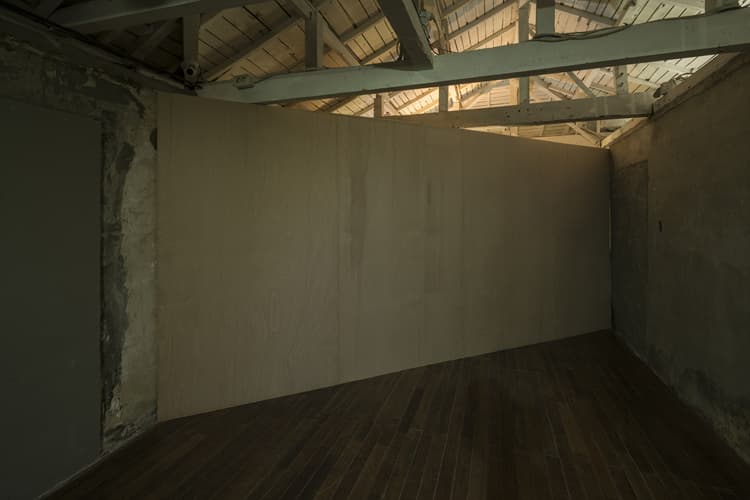 김영은, 소리의 살, 2017, 멀티채널 사운드 설치, 스피커, 나무벽, 6분 4초, 설치 전경 Photo by 홍철기 ⓒ아트 스페이스 풀