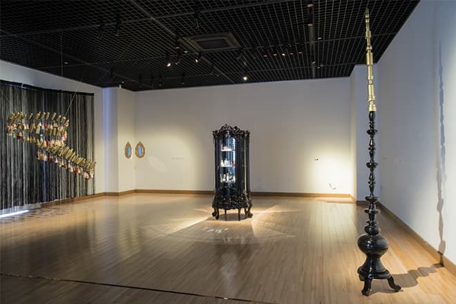 이연숙,Expired. But, 2015, 나무, 엔틱가구, 거울, 실, 파우더, 유통기간이 지난 화장품