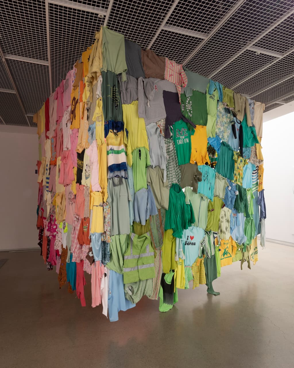 김윤아, 모범시민#4, 헌옷, 케이블타이, 400x400x400cm, 2019