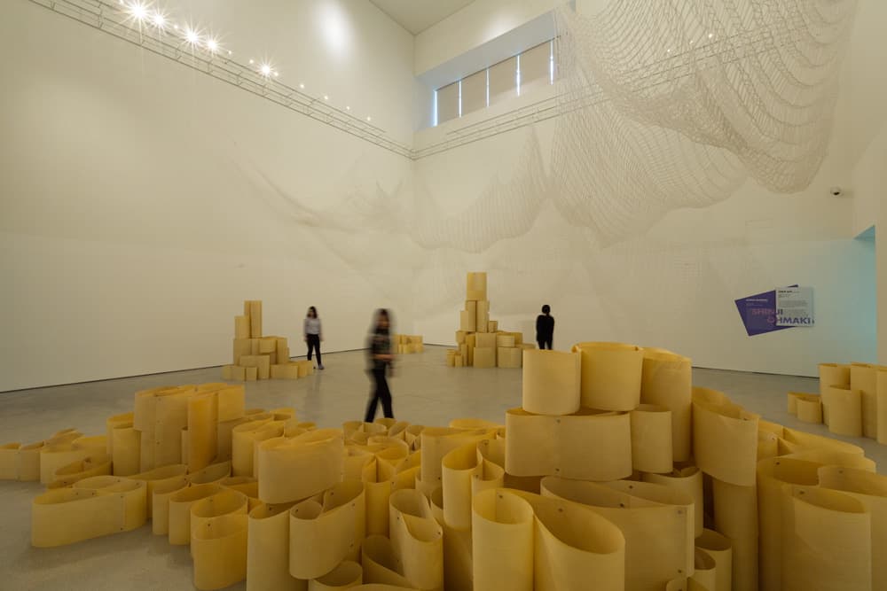 유선사(遊仙詞),2014-2015,가변설치 빨대구름 25x5m, 장판지200장, 플라스틱 빨대, 실리콘 줄