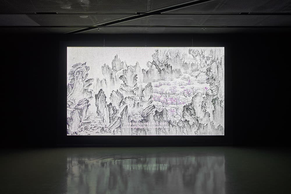 송상희 개인전 《자연스러운 인간》 전시 전경, 서울시립미술관, 2021.12.16.—2022.2.27. (사진: 홍철기) 〈꿈〉, 2021, 복합 매체 설치, 가변 크기. 서울시립미술관 제작 지원.