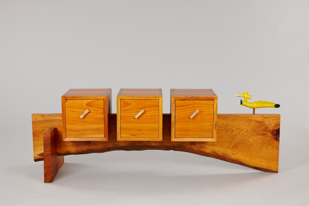 새가 있는 풍경, 1996, 적송, 145x45x47cm