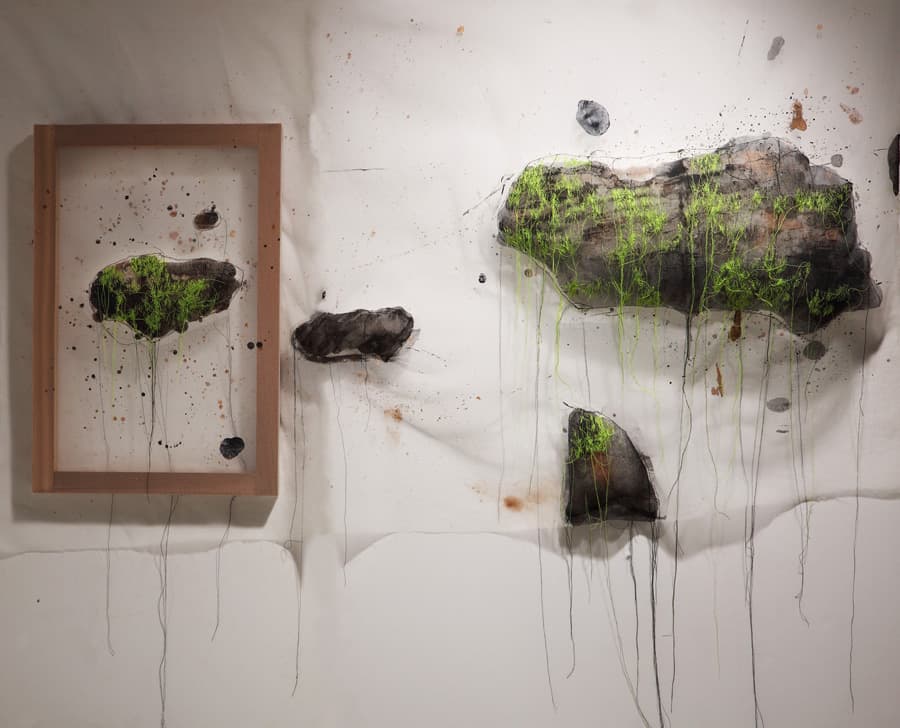 심수옥_ 생존_ 85x140cm_ 천,아크릴,실,나무_ 2015